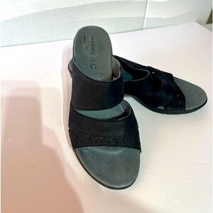 Merrell size 8 black leather preowned slip-on sandal